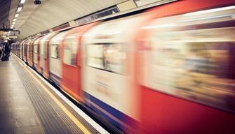 Il treno è troppo pieno e viene data la precedenza ai lavoratori: studenti perdono la gita scolastica
