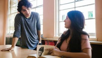 Il compagno di banco antipatico? Uno studio svela il suo identikit