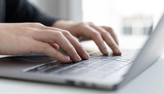 Il MIM mette al bando asterisco e schwa: stop ai simboli "non conformi" nelle comunicazioni delle scuole