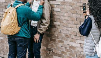 Incappucciato e pestato a scuola per 5 euro: per un sedicenne il piccolo prestito si trasforma in incubo