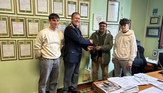 Studenti trovano borsello con mille euro sul bus: lo consegnano alla polizia. Valditara li invita al Ministero