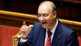 Valditara difende i nuovi programmi scolastici: latino, riassunti e poesie a memoria contro l'analfabetismo funzionale