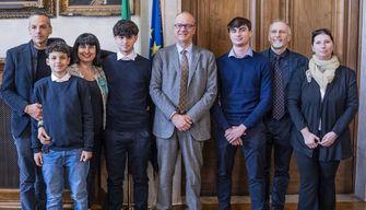 Trovano e restituiscono 1000 euro, Valditara li riceve per ringraziarli