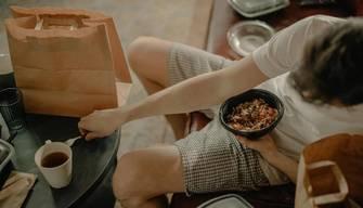 Perché non vai a vivere da solo? Una giovane famiglia guadagna il 30% in meno di una anziana, negli anni ‘90 erano alla pari