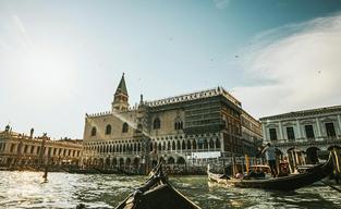 Dove ci si abbraccia di più? La classifica delle città italiane più e meno affettuose