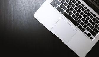 Dire "grazie" e "per favore" a ChatGPT consuma energia: quanto è alto il prezzo della gentilezza?