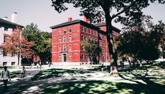 Sfregiata con l'accendino fuori scuola: ad aggredirla una coetanea di 14 anni rivale in amore