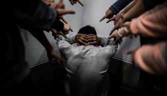 Denuncia i bulli e viene picchiato da 15 coetanei: studente finisce in ospedale, aggressori espulsi da scuola