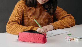 Un studentessa racconta 10 anni di molestie da parte del patrigno: il tema scolastico che ha rotto il silenzio