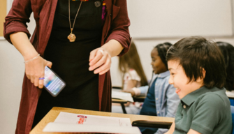 L'alunno viene punito per aver spinto un disabile, la madre va a scuola e manda all'ospedale tre persone: denunciata