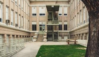 Mamma prende a pugni l'insegnante per una nota al figlio: "Faccio una strage". Valditara: "Non possiamo più tollerare"