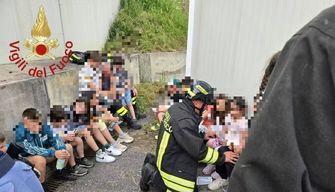 Il bus della gita si scontra con un camion: muore un'insegnante, 27 studenti coinvolti (e 2 feriti)