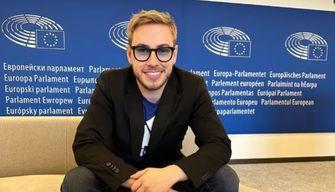 Max Felicitas a scuola per parlare di bullismo: si riaccende la polemica