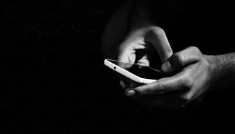 Minori in rete: maschi a rischio sextorsion, femmine più esposte a sexting e revenge porn