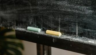 Scuola devastata al grido "Alzateci i voti": nel raid banchi rotti, scritte sui muri e manomissioni varie