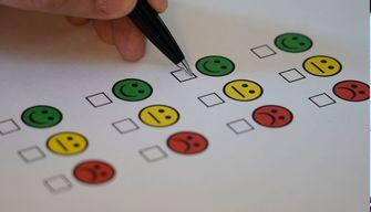 Corregge i compiti con cuoricini e faccine: il curioso metodo del prof che premia anche ciò che è fatto bene
