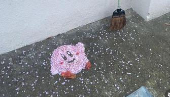 Quando le foglie diventano arte: la magia del prof giapponese