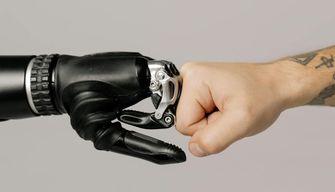 La classe invita ChatGPT alla cena di fine anno, l'IA ringrazia commossa