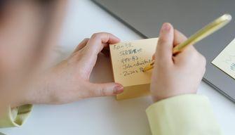 204 biglietti scritti a mano: l'addio speciale di un prof commuove la scuola