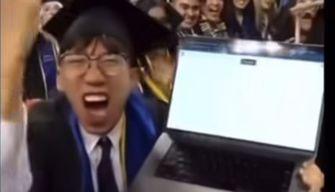 Scrive la tesi con ChatGPT, lo confessa il giorno della laurea: il video fa il giro del web