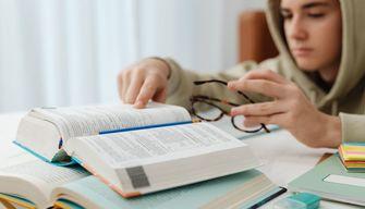 Bocciato all'ultimo esame prima della laurea, scrive al prof per farsi mettere 18: il docente denuncia l'accaduto