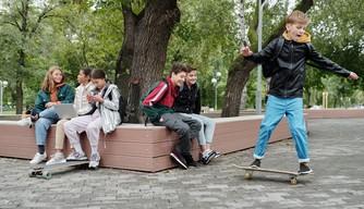 Niente adolescenti in giro di notte: contro schiamazzi e risse il sindaco impone il coprifuoco per gli under 14