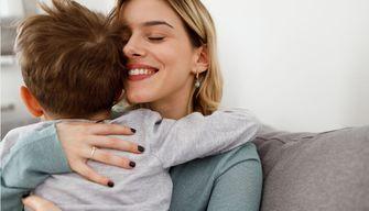 Discute la tesi di laurea con il figlio in braccio: 'Le donne possono essere studentesse, madri e lavoratrici'