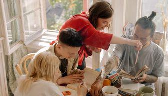 'Mi sono innamorato del mio coinquilino': a chi è capitato lo stesso e come si è comportato?