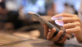 Smartphone a scuola, il Trentino verso la linea morbida: niente divieti ma educazione al digitale