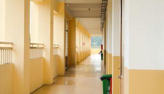 Studentessa si fa male giocando a scuola e riporta danni permanenti, tribunale condanna Ministero e istituto: non basta dire ‘non correre’