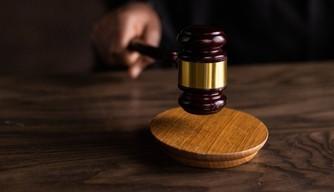 Aveva avuto un figlio con un alunno adolescente: scarcerata la docente di ripetizioni