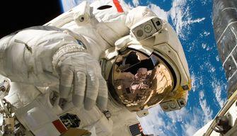 La truffa sentimentale è 'spaziale': finto astronauta convince una donna a inviargli soldi per l'ossigeno