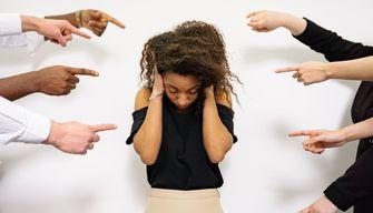 Anche un genitore può essere accusato di body shaming: papà condannato per aver dato della 'cicciona' alla figlia