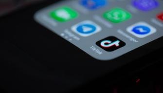 TikTok, scorrere i reel fa più male che bere: effetti sul cervello cinque volte più dannosi dell’alcol