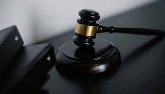 Si frattura a scuola giocando a braccio di ferro, ma per lo studente non ci sarà alcun risarcimento: ecco perché