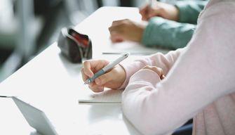 Senza smartphone in classe gli studenti riscoprono i giochi 'analogici'. Ma non mancano i problemi