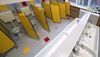 In questa scuola si può andare in bagno solo 7 volte a settimana