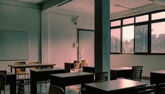 Le cade una finestra addosso, collaboratrice scolastica muore dopo 4 giorni: cosa è successo