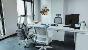 All’università spunta un calendario con le donne nude: lo studente non sa come farlo rimuovere