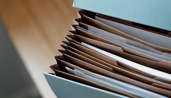 Per avere le verifiche dei figli bisogna fare domanda e pagare: la decisione della preside innesca la protesta