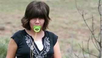 A vent'anni col ciuccio in bocca: la GenZ per combattere lo stress rispolvera l'oggetto simbolo dell'infanzia