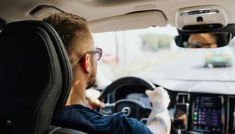 L'educazione stradale è legata anche al titolo di studio: più questo è alto più si usano casco e cinture di sicurezza