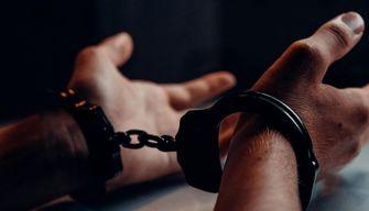 Falsa insegnante arrestata dopo anni di lezioni e bugie: la scoperta avvenuta per caso