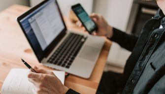 Non solo lezioni e verifiche, i docenti italiani dedicano fino a 5 ore a settimana alle comunicazioni con genitori e studenti