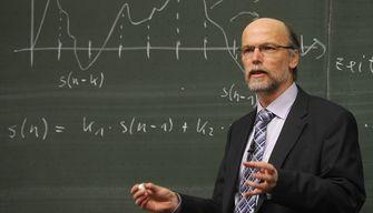 Insulta il prof e continua a usare il telefono in classe, il docente lo denuncia e ottiene 400 euro di risarcimento