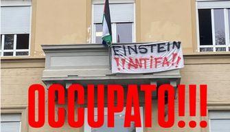 Torino, dopo gli scontri per il volantinaggio il liceo viene occupato per protesta: preside e docenti lasciati fuori scuola
