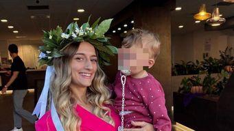 Studentessa-mamma si laurea a 22 anni mentre cresce la figlia: ‘Preparavo gli esami mentre dormiva’