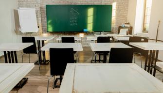 Il figlio viene bullizzato, padre fa irruzione a scuola e minaccia i prof