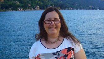 La morte improvvisa della docente è un esempio di dedizione al lavoro: stava correggendo i compiti dei suoi alunni