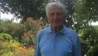 Dopo 50 anni vuole rivedere i suoi ex alunni, alla cena si presentano in cento: per il prof 92enne sorpresa e stupore